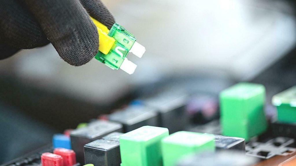 5 Risiko Jika Aksesoris Mobil Tanpa Sekring Tambahan, Jangan Dianggap Sepele! - 5 Risiko Jika Aksesoris Mobil Tanpa Sekring Tambahan, Jangan Dianggap Sepele!