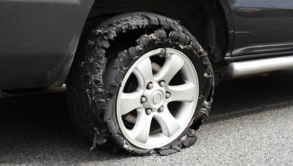 Ban Mobil Pecah di Jalan? Ini 5 Langkah Penanganan Aman yang Wajib Kamu Tahu!