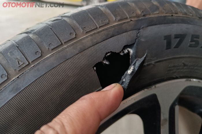 Ban Mobil Pecah di Jalan? Ini 5 Langkah Penanganan Aman yang Wajib Kamu Tahu! - Ban Mobil Pecah di Jalan