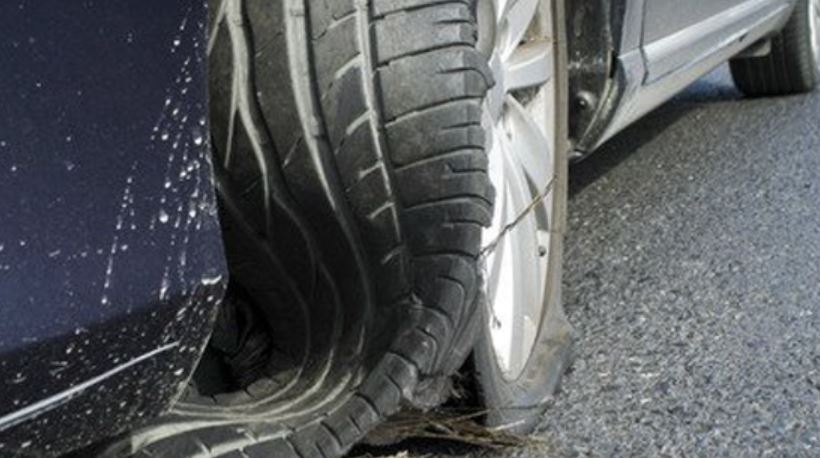 Jangan Panik! Ini Cara Menangani Ban Mobil Pecah Saat Berkendara - Jangan Panik! Ini Cara Menangani Ban Mobil Pecah Saat Berkendara