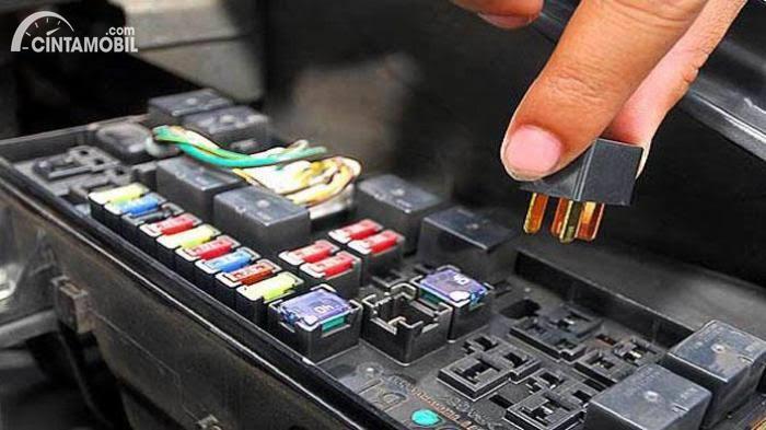 Wajib Tahu! Ini Alasan Kenapa Sekring Tambahan Penting Buat Aksesoris Mobil - sekring tambahan mobil