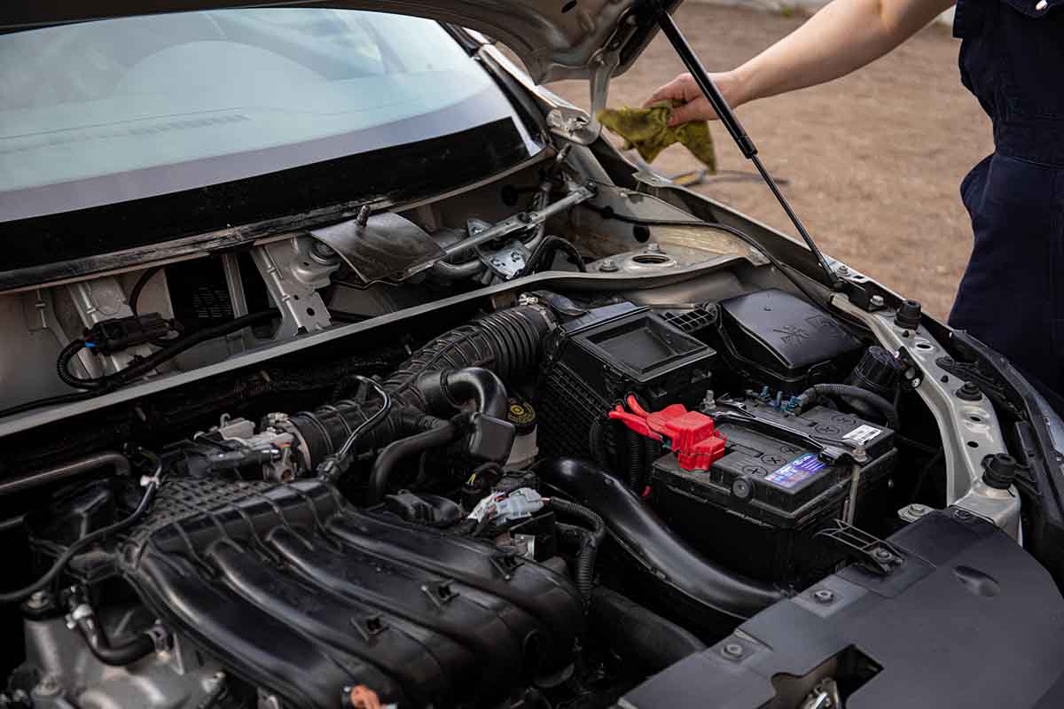 Cara Pasang Aki Mobil Sendiri di Rumah, Gampang Banget & Anti Ribet!
