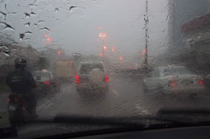 Kaca Mobil Sering Berembun? Ini 7 Cara Mencegahnya Biar Tetap Jernih! Kaca Mobil Sering Berembun? Ini 7 Cara Mencegahnya Biar Tetap Jernih! - Kaca Mobil Sering Berembun? Ini 7 Cara Mencegahnya Biar Tetap Jernih!