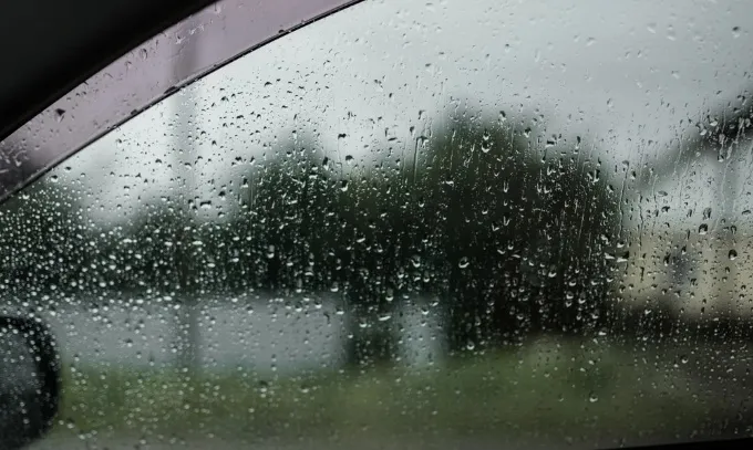 Kaca Mobil Berembun Saat Hujan Deras